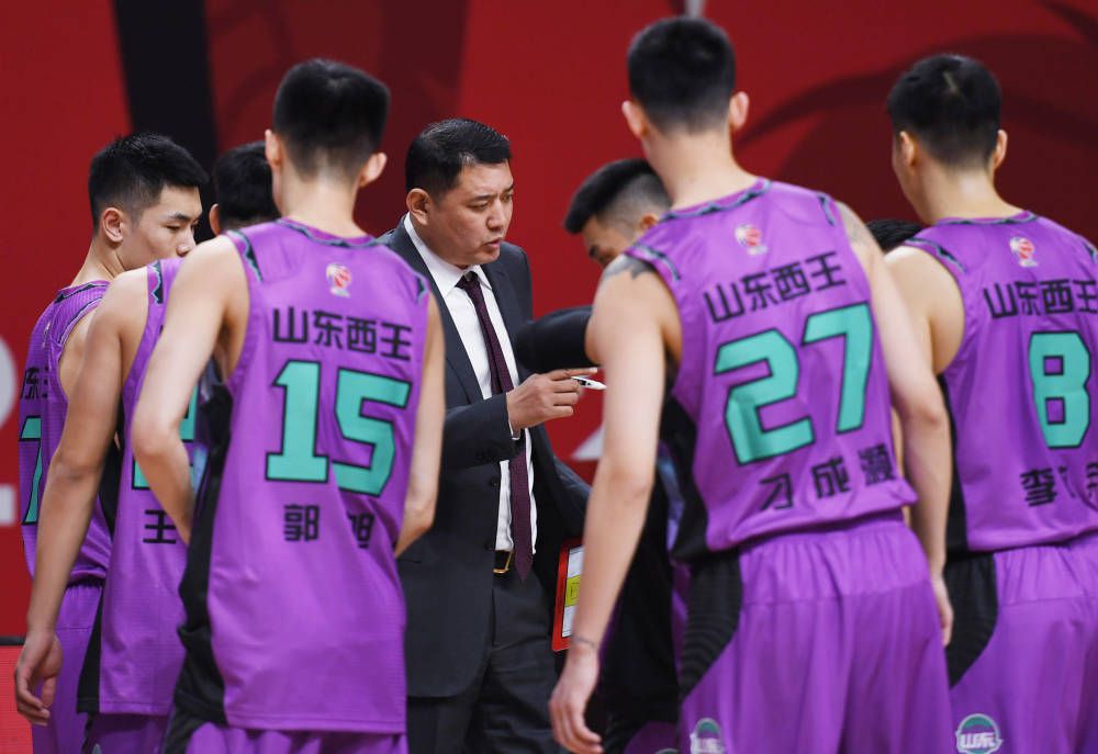 上半场比赛因现场烟雾过大一度长时间暂停，巴雷拉中柱阿瑙托维奇补射建功，德拉古辛头球扳平。